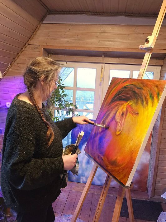 Anna Maria maler på et af malerierne til kollektionen Elementernes Magi